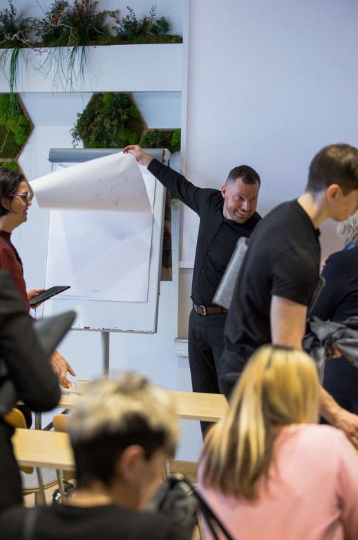 Pildil: Koolitaja Ivar Raav