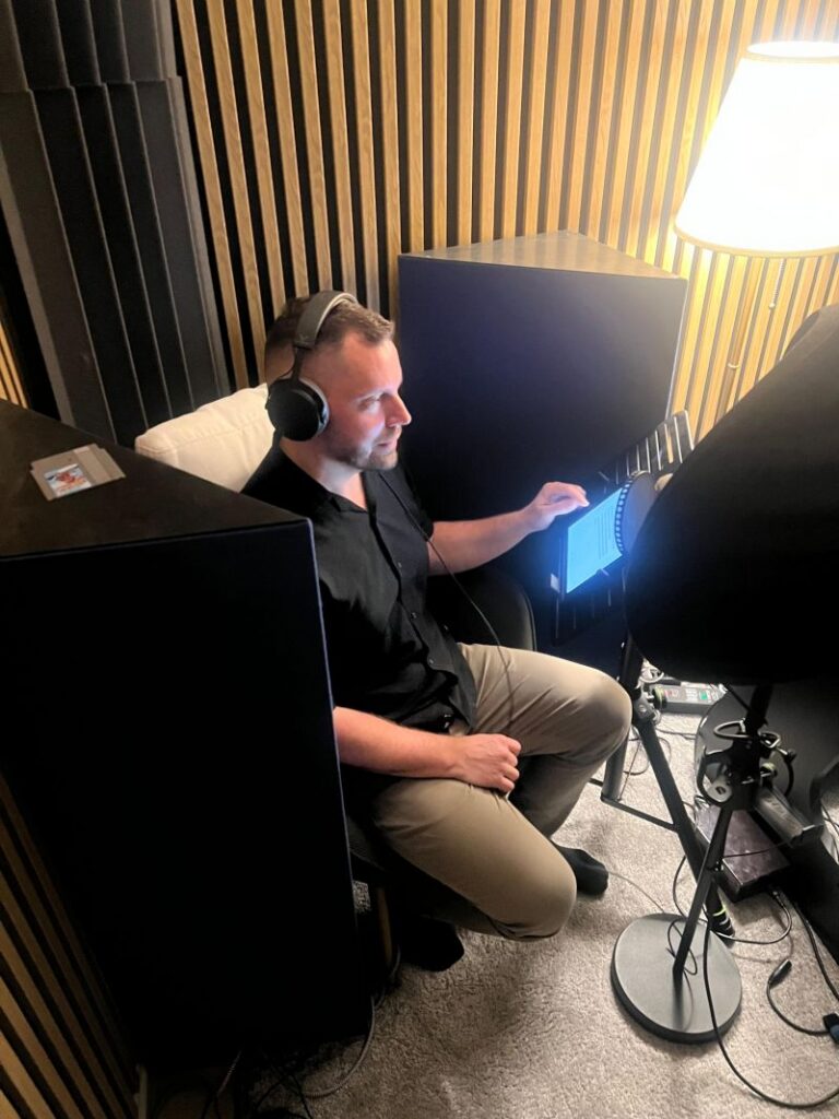 Pildil Ivar Raav audioraamatut salvestamas