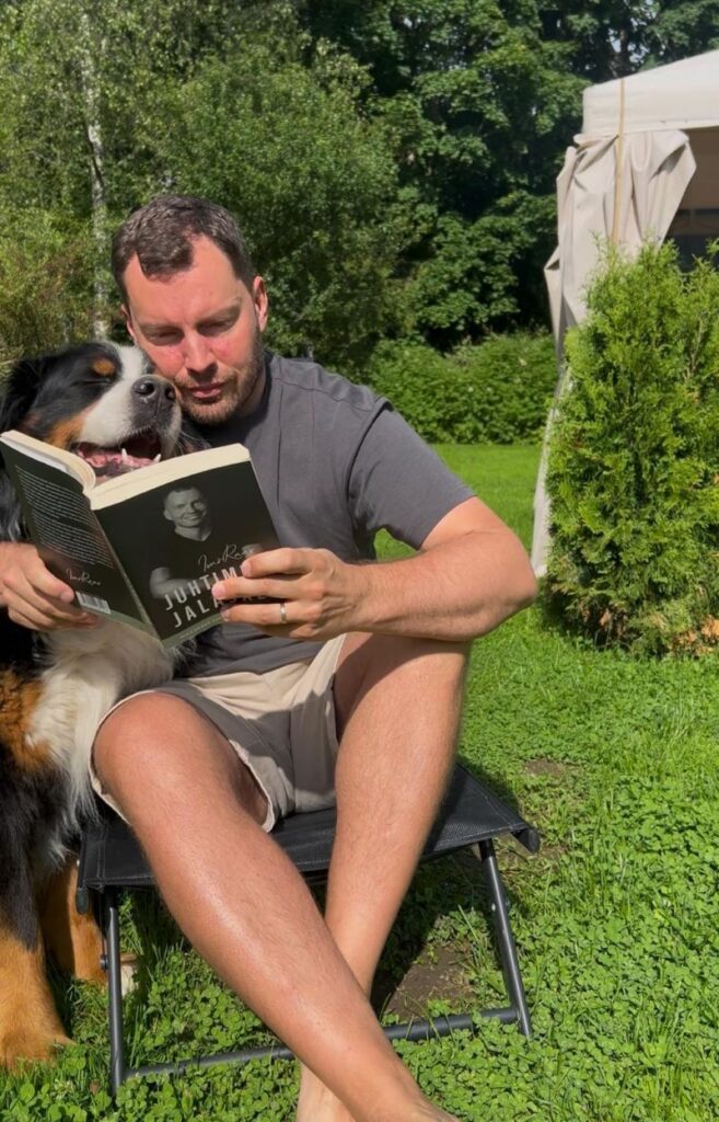 Pictured: Ivar Raav reading the book "Juhtimise jalajälg"