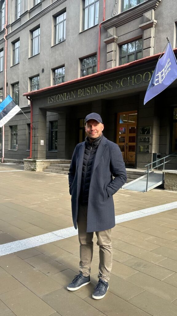 Pildil: Ivar Raav EBS'i (Estonian Business School) ees.